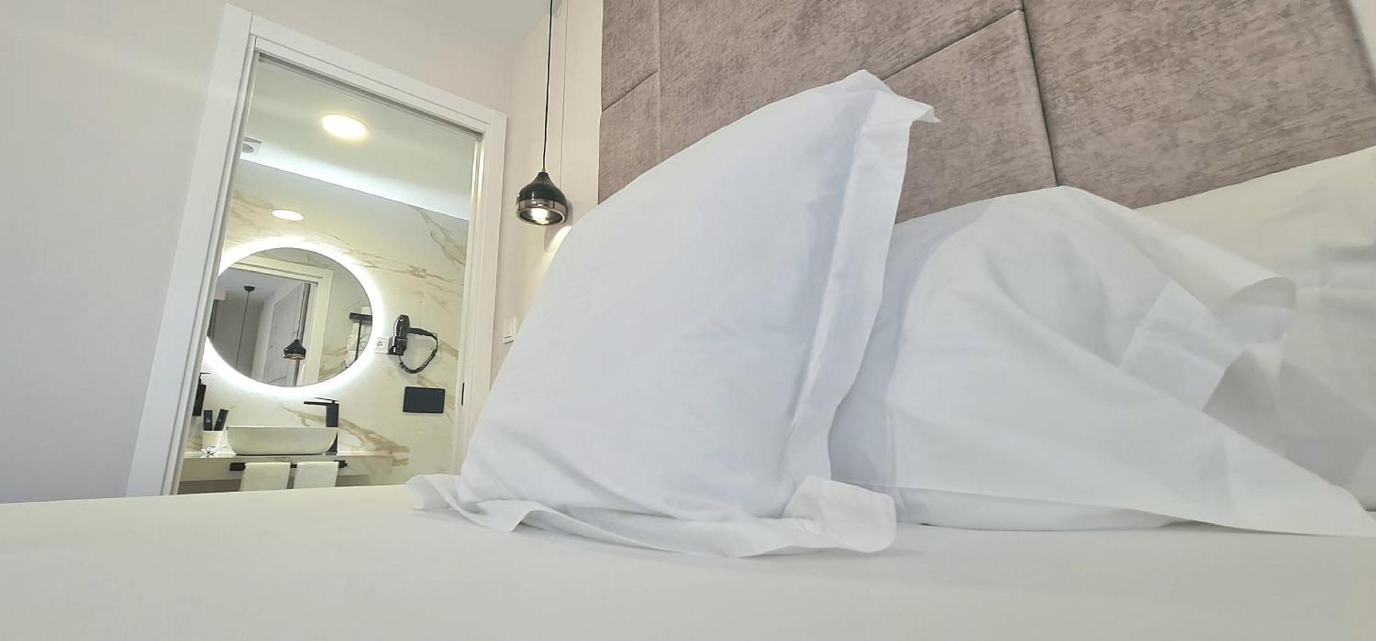 Hotel Suites Moma Centro วิลยานูเอวา เด ลา เซเรนา ภายนอก รูปภาพ