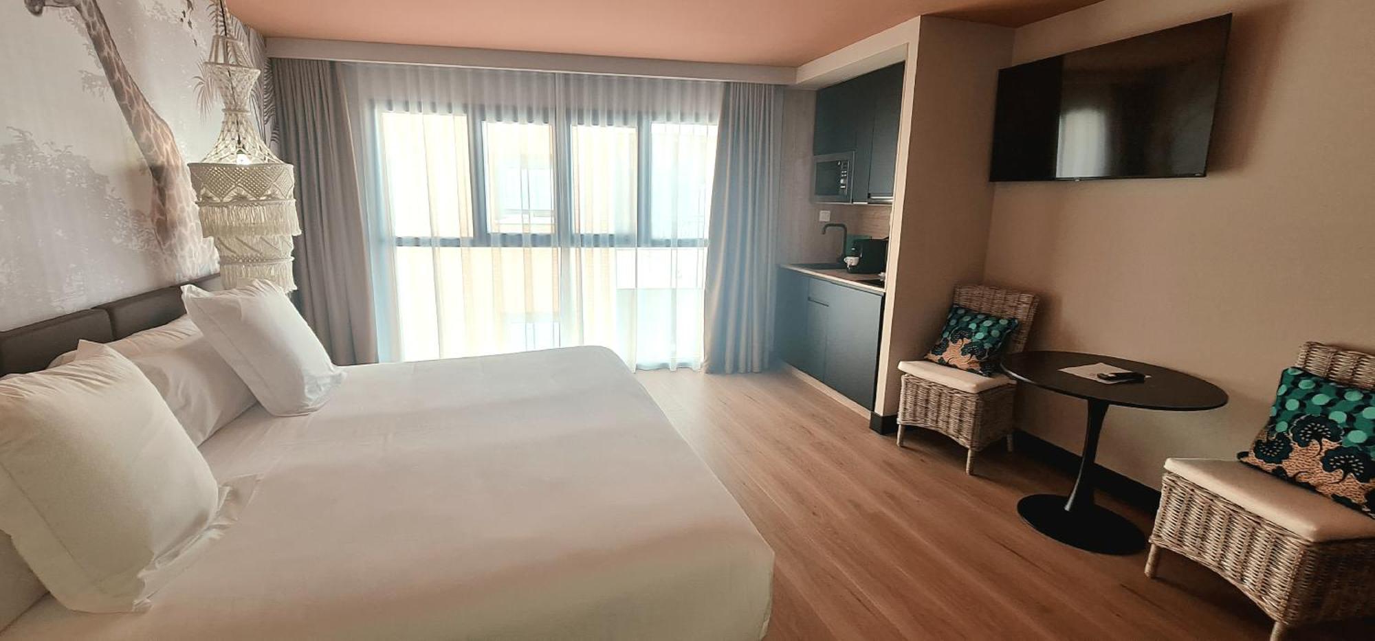 Hotel Suites Moma Centro วิลยานูเอวา เด ลา เซเรนา ภายนอก รูปภาพ
